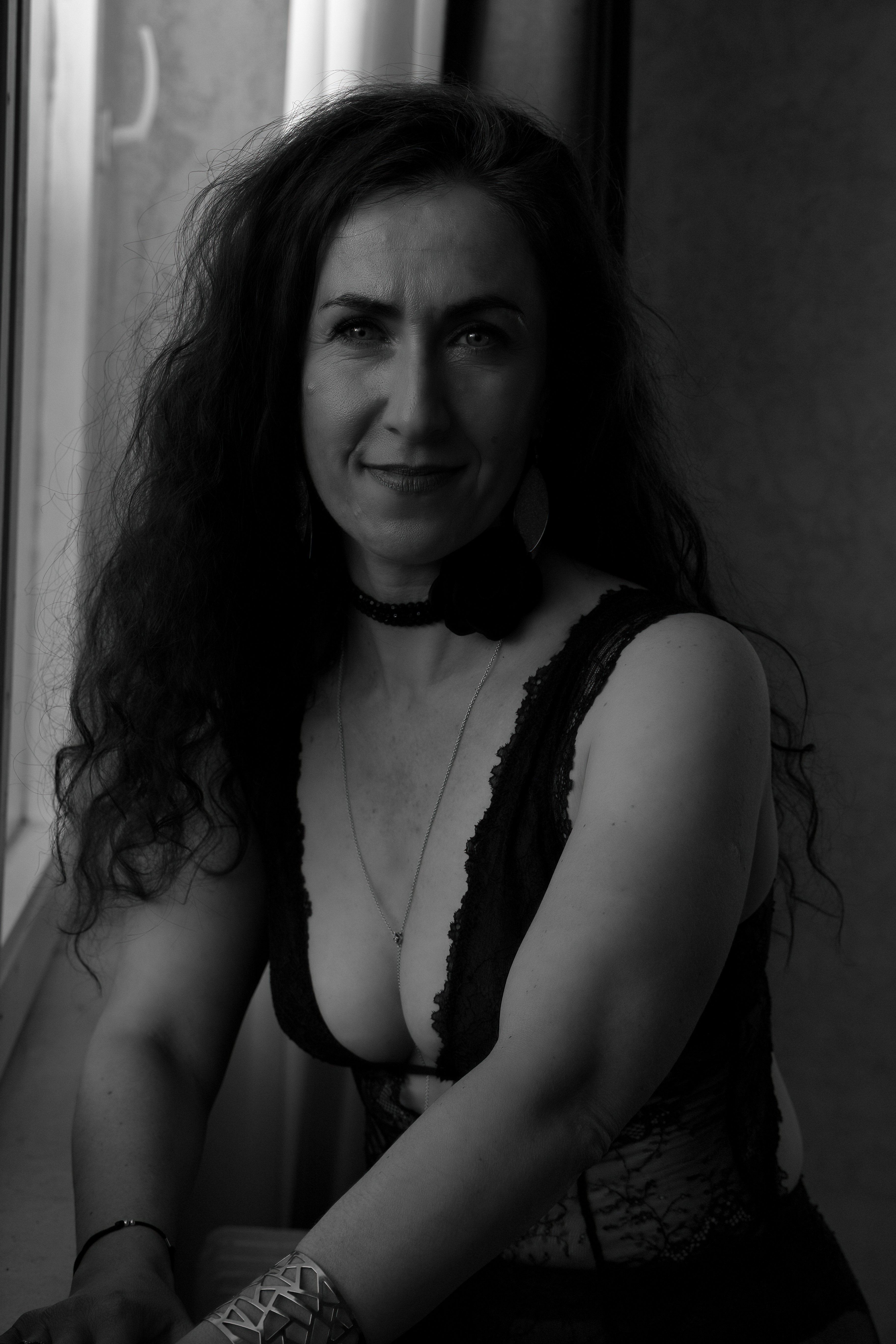 Boudoir Schwarzweiß Stuttgart – Portrait am Fenster