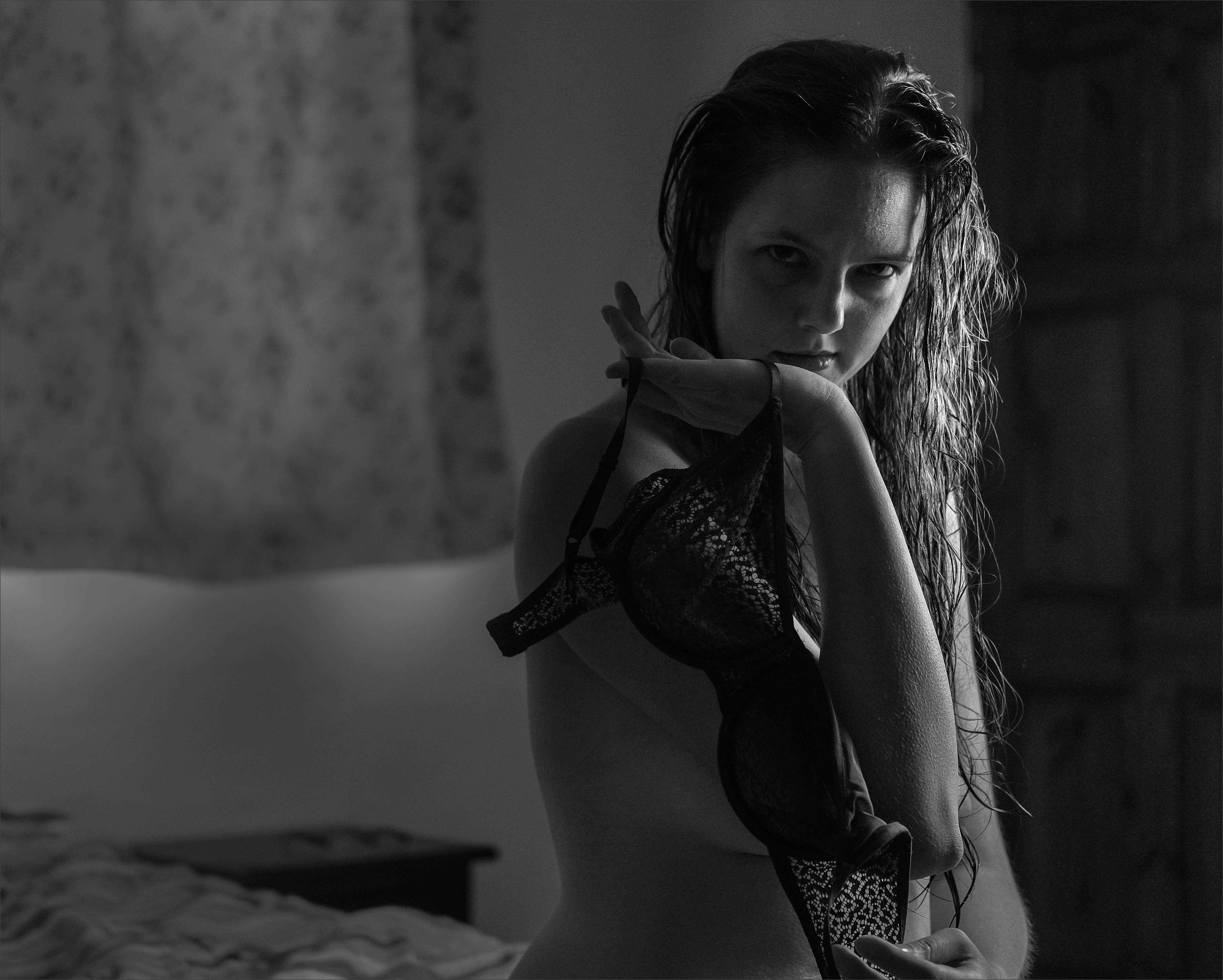 Boudoir Schwarzweiß Stuttgart – intimes Portrait am Fenster